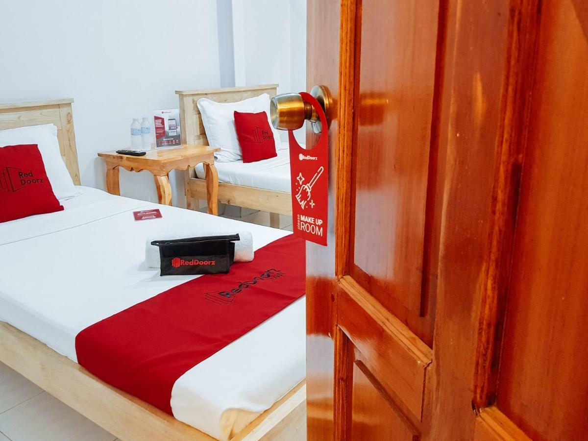 Reddoorz Near Ramiro Community Hospital Hotel Totolan Eksteriør billede